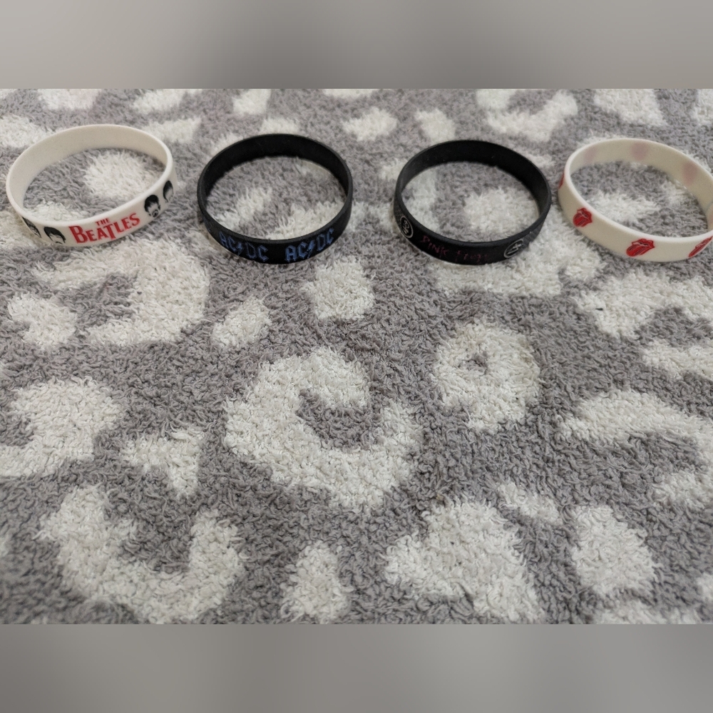 🦋5/25$ Set of 4 Rock Band Silicone Bracelets